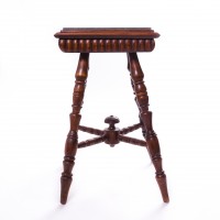 Neorenesansowy stolik z kamiennym blatem